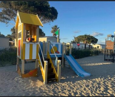 Aire de jeux sur sable avec toboggan du Mobile home canet en Roussillon