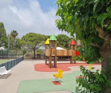 Aire de jeux et terrain multisports au Mobile home climatisé