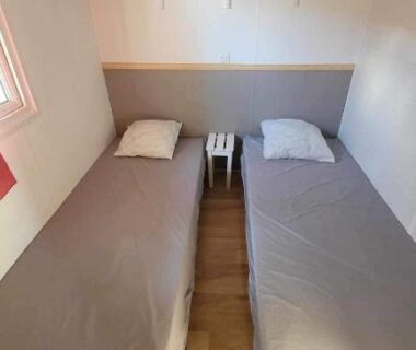 Chambre avec deux lits simples dans le mobile home climatisé