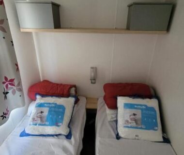Chambre avec deux lits simples dans le mobile-home confort 3 chambres au camping La Bourboule