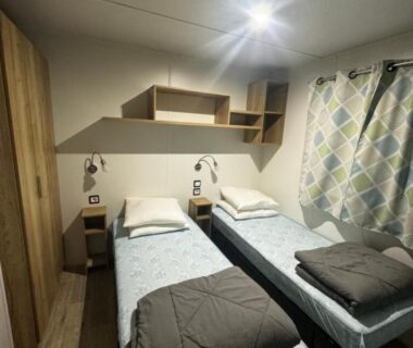 Intérieur chambre avec deux lits simples dans le Mobile-home Le Badwill