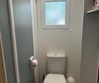 WC compact avec fenêtre dans le mobile-home le Badwill