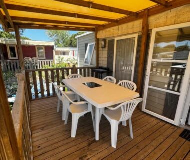 Terrasse couverte avec table et chaises du mobile-home le Badwill