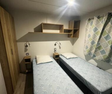 Chambre avec deux lits simples dans le mobil-home Le Badwill