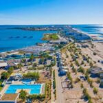 Plage avec piscine et mobil-homes en bord de mer du Mobile-home les pieds dans l'eau