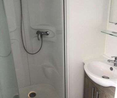 Salle de douche avec cabine et lavabo du Mobile-home les pieds dans l'eau