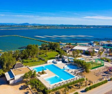 Bord de l'eau avec piscine et terrasses du Mobile-home les pieds dans l'eau