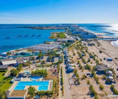 Plage avec piscine et mobil-homes en bord de mer du Mobile-home les pieds dans l'eau