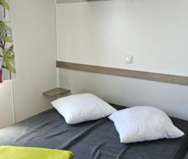 Chambre avec lit double et rangements dans le mobile-home les pieds dans l'eau