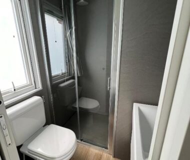 Salle de bains avec douche et WC dans le mobile home luxe au calme 6 pers