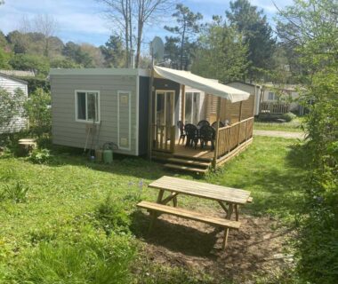 Terrasse couverte et salon extérieur dans un emplacement verdoyant du Mobile home luxe au calme