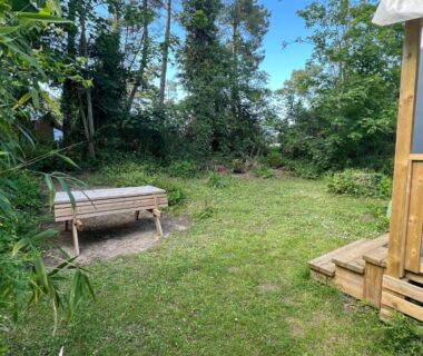 Jardin avec banc et petite terrasse du Mobile home luxe au calme – 6 pers – 3 ch – 2