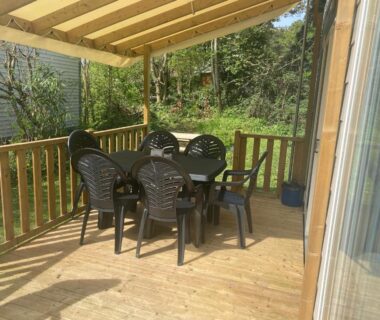 Terrasse couverte avec table et chaises du Mobile home luxe au calme 6 pers 3 ch 2 sdb