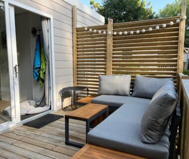 Terrasse en bois avec salon extérieur du Mobile home luxe au calme 6 pers 3 ch 2 sdb