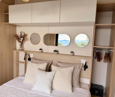 Chambre avec lit et miroirs reflétant la mer dans le mobile-home magnifique vue mer