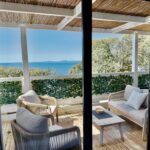 Terrasse avec fauteuils et table et vue mer du Mobile-home magnifique vue mer camping 4 etoiles