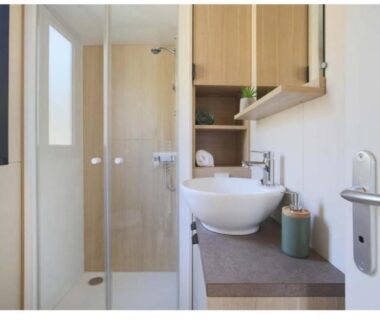 Salle de bains avec douche et vasque dans le Mobile-home magnifique vue mer camping 4 etoiles