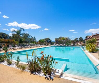 Piscine extérieure et transats au Mobile-home magnifique vue mer camping 4 étoiles