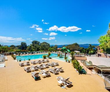 Bord de piscine et transats avec vue mer au Mobile-home magnifique vue mer camping 4 etoiles