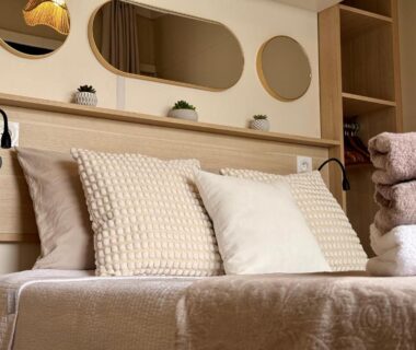 Chambre avec lit coussins et miroirs dans le Mobile-home magnifique vue mer camping 4 etoiles