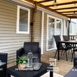 Terrasse couverte avec salon et table à manger du Mobile-home moderne Capbreton Plage à 800m