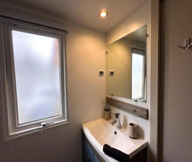 Salle de bain avec lavabo miroir et fenêtre du mobile-home moderne Capbreton - Plage à 800m