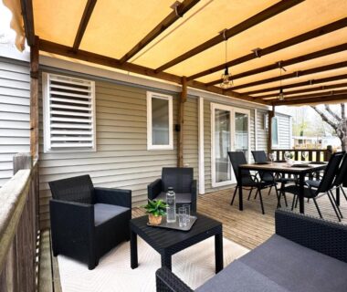 Terrasse couverte avec salon extérieur et coin repas du mobile-home moderne Capbreton Plage à 800m