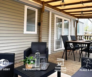 Terrasse couverte avec salon et table à manger du Mobile-home moderne Capbreton Plage à 800m