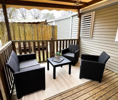 Terrasse couverte avec salon extérieur du mobile-home moderne Capbreton Plage à 800m