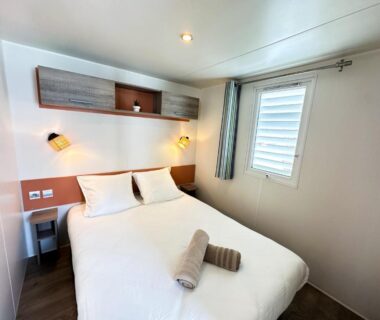 Chambre double avec lit et serviettes dans le mobile-home moderne Capbreton - Plage à 800m