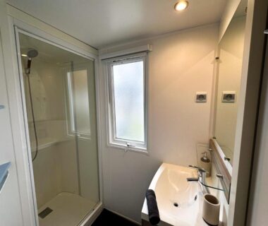 Salle d'eau avec douche et lavabo dans le mobile-home moderne Capbreton Plage à 800m