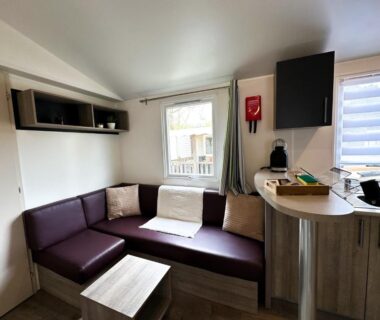 Séjour avec banquette et coin cuisine dans le mobile-home moderne Capbreton Plage à 800m
