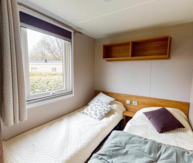 Chambre avec deux lits et fenêtre dans le mobile home neuf climatisé 3 chambres sur le Bassin d'Arcachon