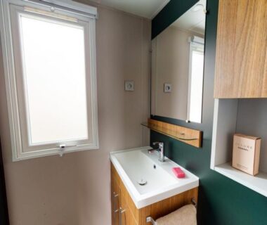 Salle de bain avec lavabo et miroir dans le Mobile home neuf climatisé 3 chambres sur le Bassin d'Arcachon