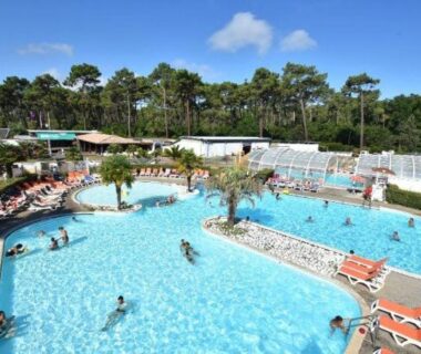 Piscines extérieures et transats au camping Mobile home neuf climatisé 3 chambres sur le Bassin d'Arcachon