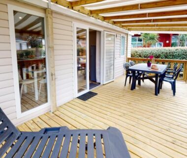 Terrasse en bois avec table et chaises du mobile home neuf climatisé 3 chambres sur le Bassin d'Arcachon