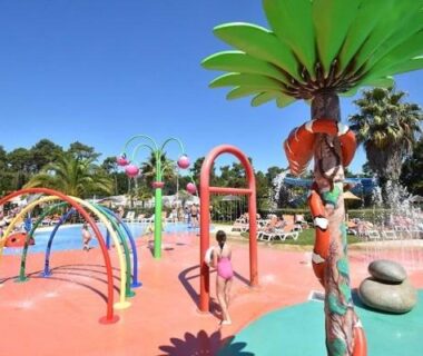 Espace aquatique avec jets et jeux d'eau pour enfants au Mobile home neuf climatisé 3 chambres sur le Bassin d'Arcachon