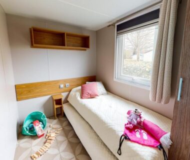 Chambre avec lit simple et jouets dans le Mobile home neuf climatisé 3 chambres sur le Bassin d'Arcachon