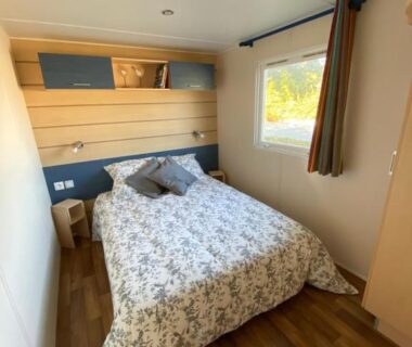 Chambre avec lit double et fenêtre dans le mobile home proche de Europa Park