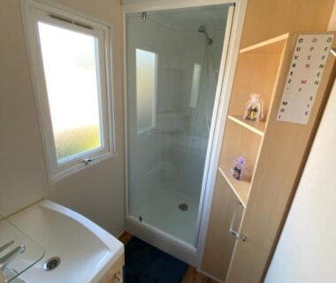 Salle de bain avec douche lavabo et fenêtre dans le Mobile home proche de Europa Park