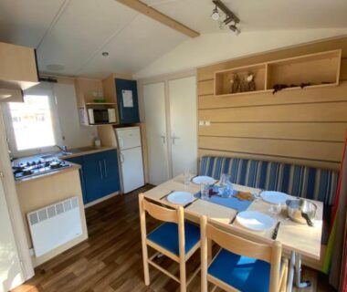 Coin repas et kitchenette dans le mobile home proche de Europa Park