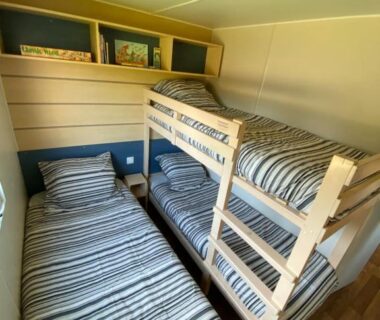 Chambre avec lits superposés et lit simple dans le Mobile home proche de Europa Park