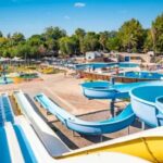 Complexe de toboggans et bassins au Camping le Bosc mobile home sirène luxe