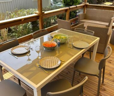 Terrasse couverte avec table et chaises du Mobile home sirène luxe Camping le Bosc 4 étoiles 3 chambres