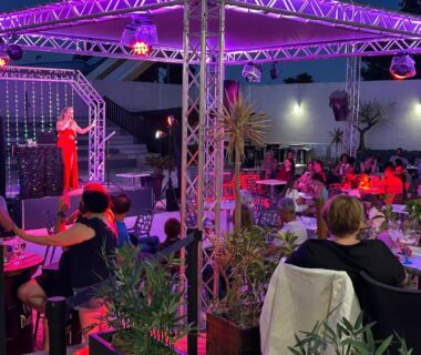 Terrasse extérieure avec scène et public au Mobile home sirène luxe Camping le Bosc