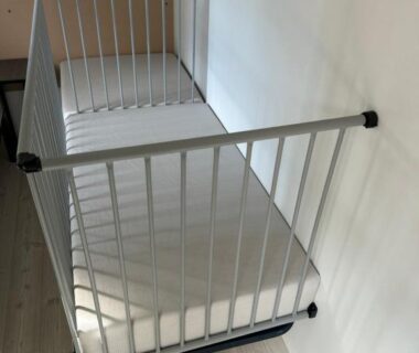 Dans la chambre lit mezzanine métallique avec matelas du Mobile home sirène luxe Camping le Bosc
