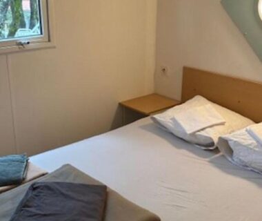 Chambre avec lit double et fenêtre dans le Mobile-home spacieux terrasse 5 pers. API-1-52-2008