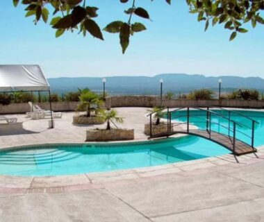 Piscine extérieure et terrasse avec vue sur le paysage du Mobile-home spacieux terrasse 5 pers API-1-52-2008