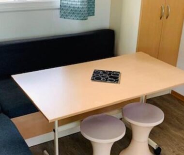 Coin repas avec table banquette et tabourets du Mobile-home spacieux terrasse 5 pers API-1-52-2008