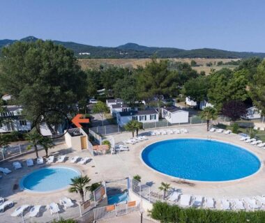 Piscine du camping avec deux bassins et transats au Mobile home tout confort Alexandre